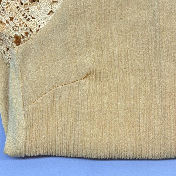 Flower & Feather Scoop Neck Top. Medium - Picture 11 of 11